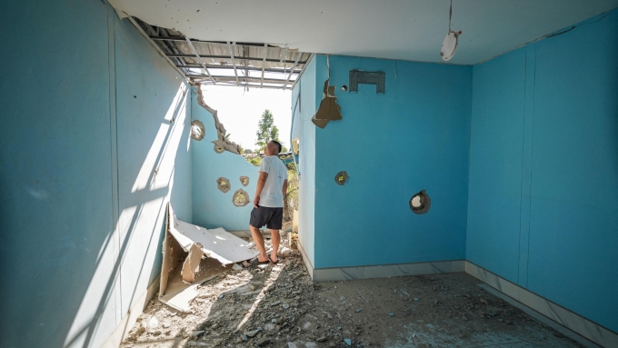 Un homme inspecte une maison endommagée après des frappes militaires thaïlandaises dans la province cambodgienne de Banteay Meanchey, le 16 décembre 2025.  Photo : Getty Images / STR