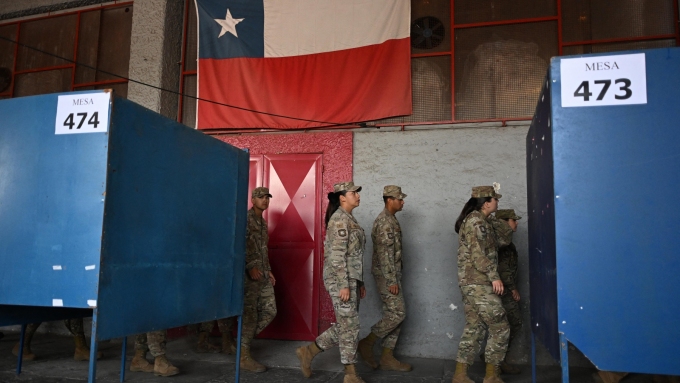 Des officiers de l'armée chilienne patrouillent dans un bureau de vote avant le second tour de l'élection présidentielle à Santiago, le 13 décembre 2025.  Photo : Getty Images / EITAN ABRAMOVICH