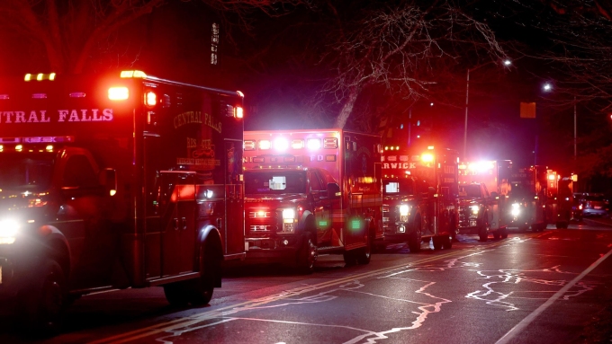 Les services d'urgence ont été dépêchés sur le campus de la Brown University à Providence, au Rhode Island, le 13 décembre 2025. PHOTO : AP / MARK STOCKWELL