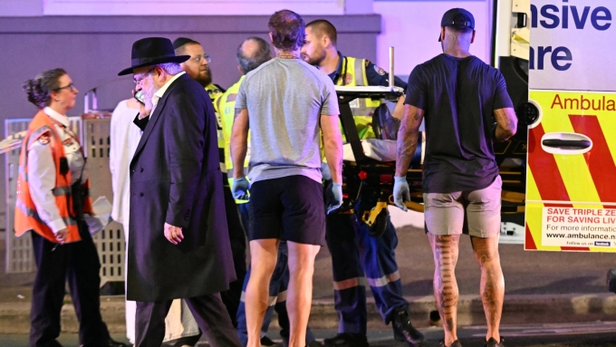 Des secouristes transportent un blessé dans une ambulance après une fusillade survenue sur la plage de Bondi, à Sydney, le 14 décembre 2025.  Photo : Getty Images / SAEED KHAN / AFP