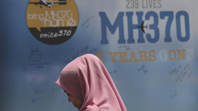 Des recherches doivent reprendre, mardi, pour tenter de retrouver l'avion du vol MH370, plus de 11 ans après sa disparition.  Photo : Associated Press / Vincent Thian