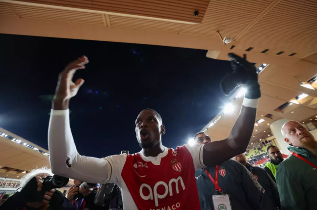 Paul Pogba harrangue la foule de supporters de Monaco à l'issue de la victoire contre Paris au stade Louis II, le 29 novembre 2025 © Valery HACHE / AFP/Archives