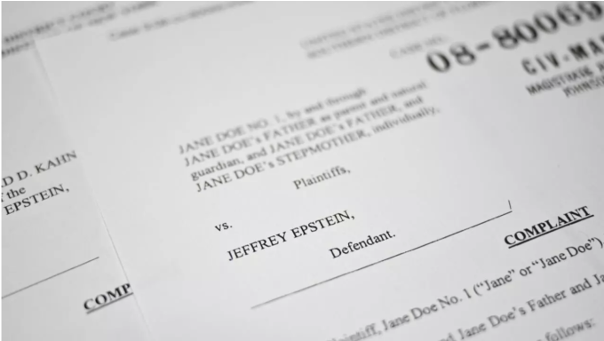 Photographie montrant un document judiciaire sur l'affaire Epstein, le 19 décembre 2025 à Washington © Mandel NGAN / AFP