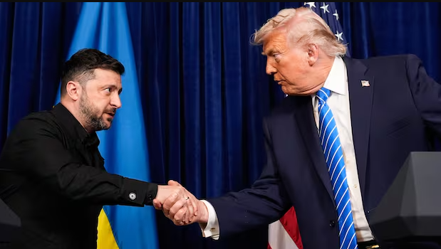 Le président américain Donald Trump et le président ukrainien Volodymyr Zelenskiy se serrent la main lors d'une conférence de presse au club Mar-a-Lago, à Palm Beach, en Floride, le 28 décembre 2025.  Photo : Reuters / Jonathan Ernst