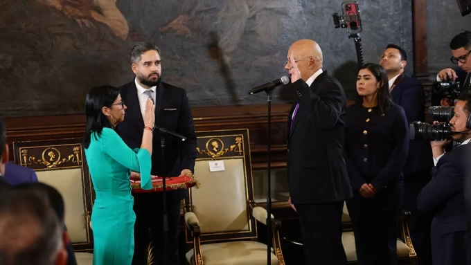 Delcy Rodriguez, ancienne ministre du Pétrole, poste clé pour les relations avec Washington, et vice-présidente jusqu'à samedi, a prêté serment lundi soir à Caracas. (Photo Stringer/Dpa/SIPA)