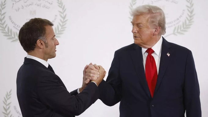 Emmanuel Macron et Donald Trump, le 13 octobre 2025. (Photo Yoan Valat/Pool/AFP)