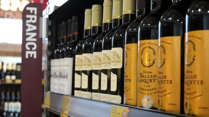 Bottles of French wine are displayed on a shelf at a BevMo! store on March 13, 2025 in Greenbrae, California. © Justin Sullivan, Getty Images via AFP
