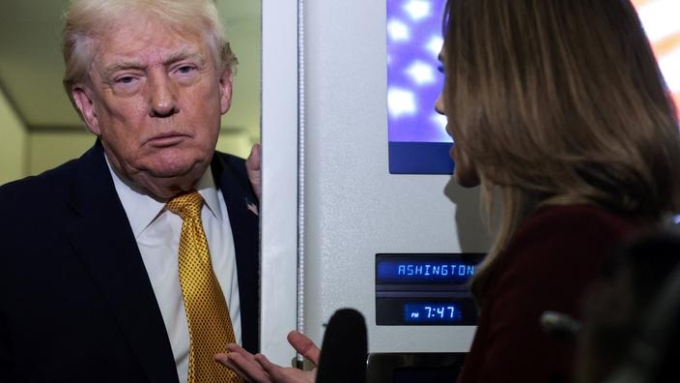 Donald Trump en route de Floride vers la base aérienne d’Andrews, dans le Maryland, le 4 janvier 2026. Jonathan Ernst / REUTERS