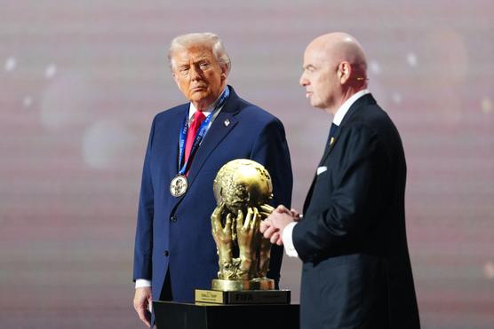 Le président américain Donald Trump et le président italien de la FIFA, Gianni Infantino, lors du tirage au sort de la Coupe du monde de football de la FIFA 2026, à Washington, le 5 décembre 2025. JIA HAOCHENG/AFP