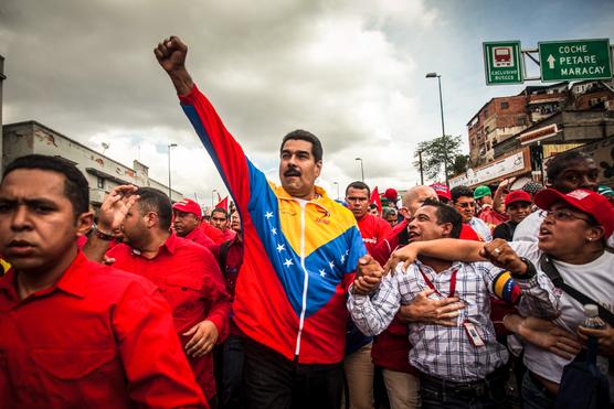 Le président vénézuélien, Nicolas Maduro, salue des partisans lors d’un rassemblement à Caracas, le 1ᵉʳ mai 2013. MERIDITH KOHUT POUR « LE MONDE »