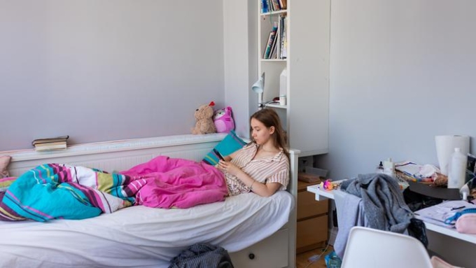 Malgré l’interdiction théorique, 44 % des jeunes accèdent aux réseaux sociaux avant 13 ans. len44ik / stock.adobe.com