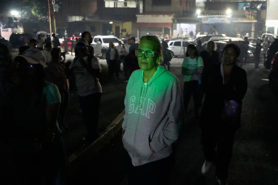 Mariana Gonzalez, la fille de l’ancien candidat à la présidentielle Edmundo Gonzalez Urrutia, attend devant la prison où est détenu son mari, à Caracas, le 8 janvier 2026. MATIAS DELACROIX/AP