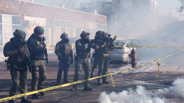 Des agents fédéraux près du lieu où est mort Alex Pretti. Tim Evans / REUTERS