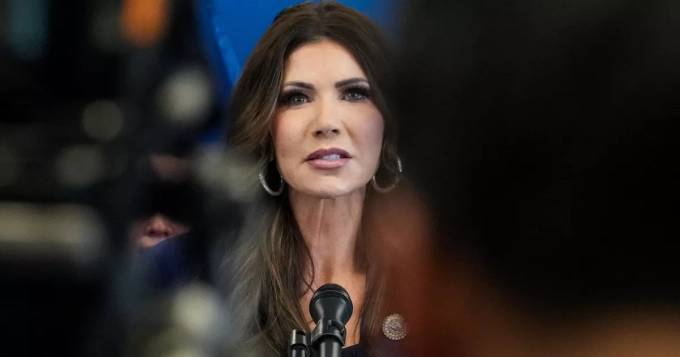 Kristi Noem, l’ultra-trumpiste sur la sellette après la mort de deux manifestants à Minneapolis