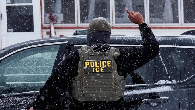 Un agent de l'ICE lors de l'arrestation d'un homme à la suite d'une descente de police contre des migrants, le 18 janvier 2026.  Photo : Reuters / Leah Millis