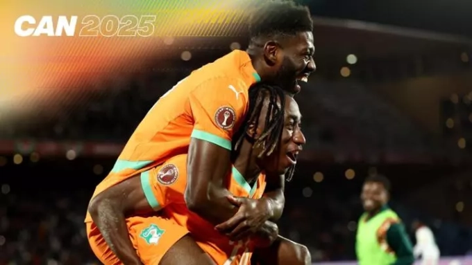 Les Ivoiriens Yan Diomandé et Ibrahim Sangaré célèbrent leur qualification en quarts de finale, après leur victoire contre le Burkina Faso (3-0), mardi 6 janvier, à Marrakech, au Maroc. © Franck Fife, AFP