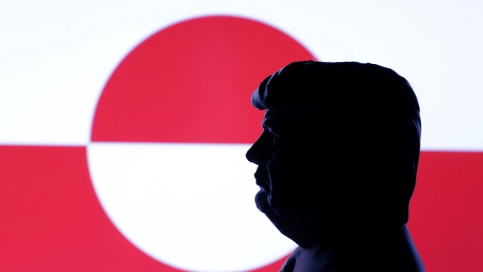 Une figurine représentant le visage de profil du président américain, Donald Trump, est placée devant le drapeau du Groenland.  Photo : Reuters / Dado Ruvic