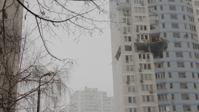 Des pompiers dégagent les décombres d'un immeuble résidentiel endommagé après une attaque russe à Kiev survenue tôt le 9 janvier 2026.  Photo : Getty Images / AFP / TETIANA DZHAFAROVA