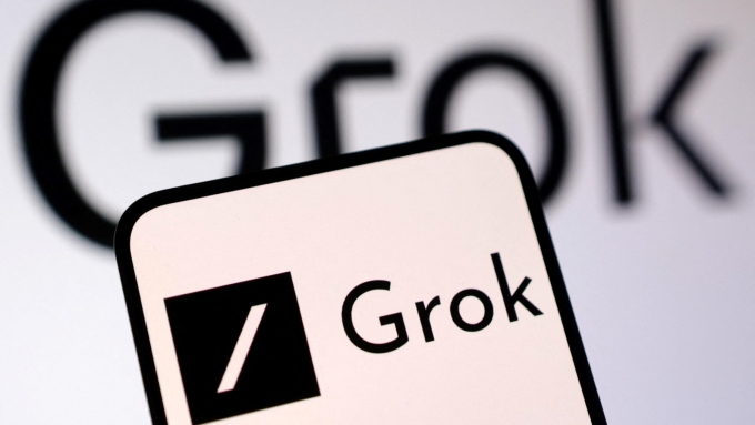 Grok, le robot conversationnel développé par xAI, a été créé pour rivaliser avec ChatGPT.  Photo : Reuters / Dado Ruvic