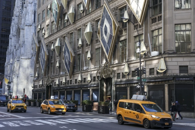 Photo: Angela Weiss Agence France-Presse Vue extérieure du grand magasin Saks Fifth Avenue à New York, le 13 janvier 2026