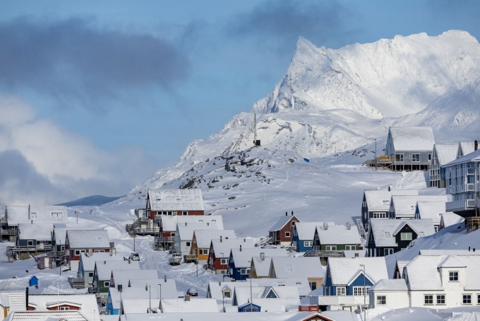 Photo: Odd Andersen Agence France-Presse Le mont Sermitsiaq se profile derrière une rangée de maisons à Nuuk, au Groenland, le 4 mars 2025.