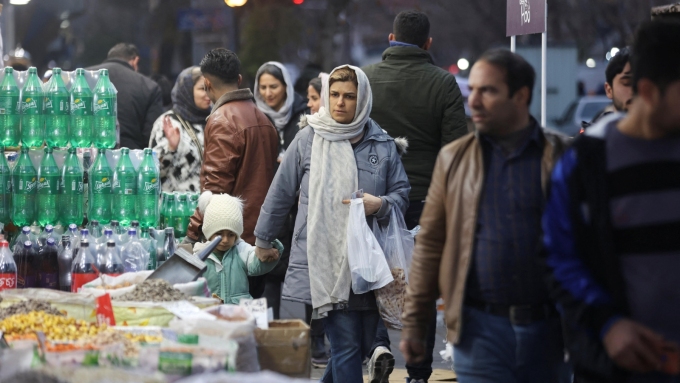 Des gens marchent dans une rue alors que des manifestations éclatent à la suite de l'effondrement de la valeur de la monnaie, à Téhéran, en Iran, le 5 janvier 2026.  Photo : Reuters / Majid Asgaripour