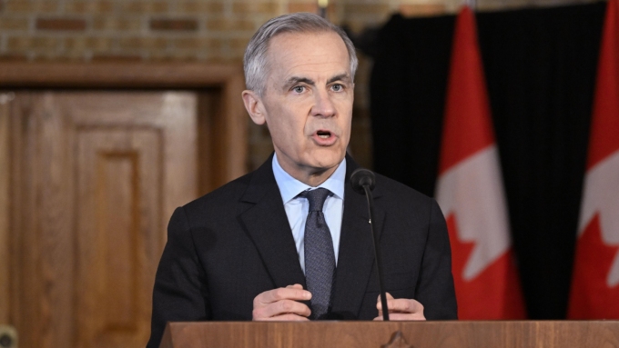 Mark Carney, premier ministre du Canada, est de retour d'une mission à l'étranger, notamment à Davos, où il prononcé un discours remarqué.  Photo : La Presse canadienne / Jacques Boissinot