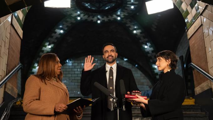 Zohran Mamdani prête serment devant la procureure Letitia James et est accompagné de sa conjointe, Rama Duwaji.  Photo : Getty Images / Pool