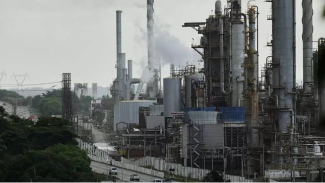 Vehicles drive past the El Palito refinery in Puerto Cabello, Venezuela on December 21, 2025. © Matias Delacroix, AP