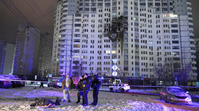 Des policiers se tiennent près d'un corps devant un immeuble d'habitation endommagé après une frappe russe à Kiev, en Ukraine, le vendredi 9 janvier 2026. (Photo d'archives)  Photo : Associated Press / Efrem Lukatsky