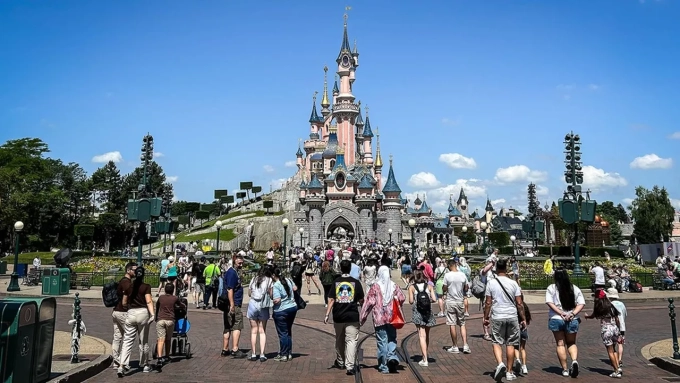 La division qui inclut les parcs d'attractions, comme Disneyland Paris, a franchi la barre des dix milliards de dollars de revenus. (Photo Matthieu Mirville/Zuma/Sipa)