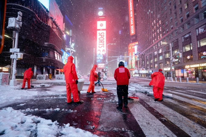 Workers clear snow from Times Square in New York on Feb. 23.  Photographer: Craig T Fruchtman/Getty Images