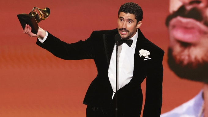 Bad Bunny reçoit le prix de l'album de l'année pour « DeBÍ TiRAR MáS FOToS » lors de la 68e cérémonie des prix Grammy, le 1er février 2026, à Los Angeles, en Californie.  Photo : Getty Images / Kevin Winter