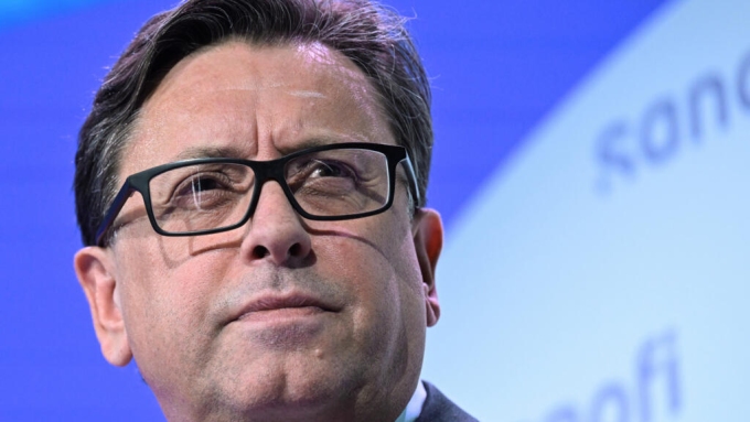 Le directeur général du géant pharmaceutique français Sanofi, Paul Hudson, le 30 avril 2024 à Paris © MIGUEL MEDINA / AFP/Archives