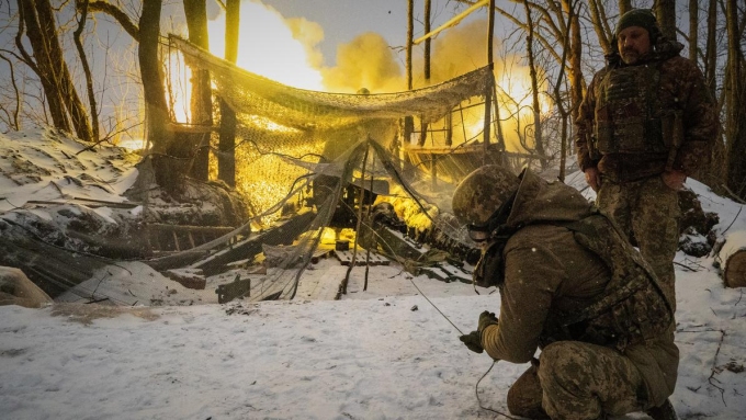 Des soldats ukrainiens tirent sur des positions russes sur la ligne de front, dans la région de Kharkiv, mercredi. Andrii Marienko / AP