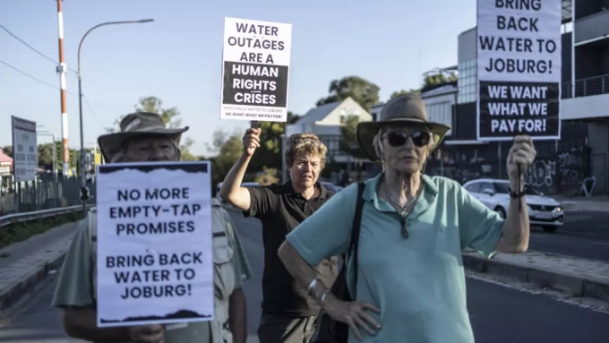 Several parts of South Africa's economic capital -- from wealthy areas to the poorer ones -- have been gripped by weeks-long water shortages © Ilaria Finizio / AFP