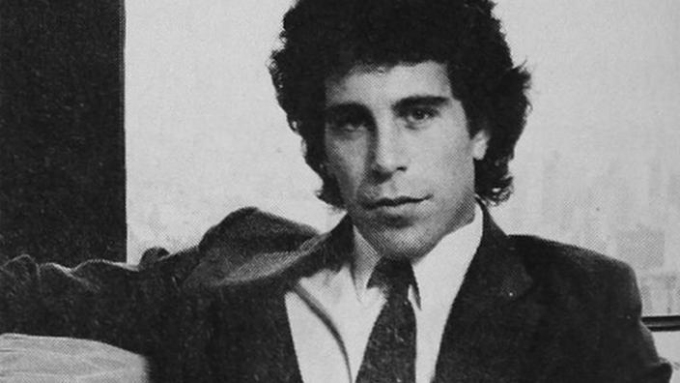 Jeffrey Epstein, 27 ans, dans le magazine Cosmo de juillet 1980. Wikipedia / Domaine public