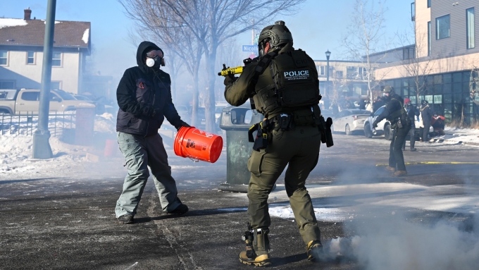 Un agent fédéral pointe son arme sur un manifestant après que des agents auraient tiré sur un manifestant lors d'une bagarre pour l'arrêter, le 24 janvier 2026, à Minneapolis, dans le Minnesota.  Photo : Getty Images / Brandon Bell