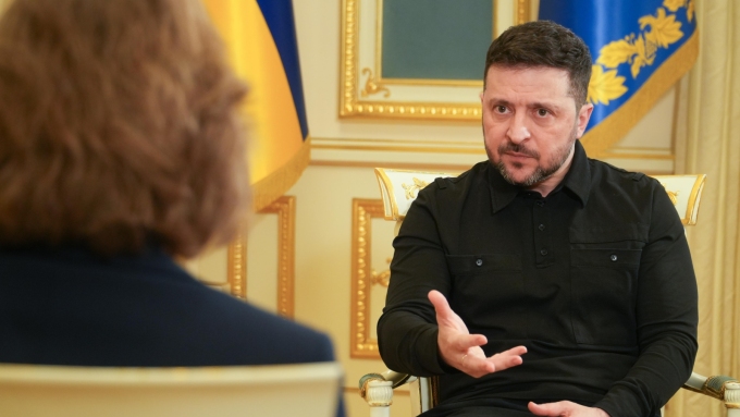 Volodymyr Zelensky a accordé une entrevue à Céline Galipeau dans la maison de l'administration présidentielle ukrainienne.  Photo : Autre banques d'images / Mathieu Hagnery