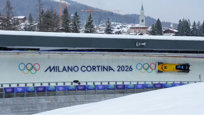 La piste de bobsleigh des Jeux olympiques d'hiver de Milan Cortina à Cortina d'Ampezzo (Italie) le 4 février 2026. (MICHAEL KAPPELER / DPA / AFP)
