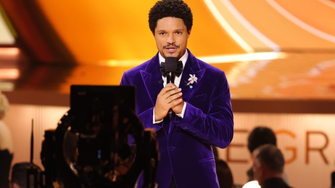 Trevor Noah s'exprime sur scène lors de la 68e cérémonie des Grammy à la Crypto.com Arena, le 1er février 2026 à Los Angeles, en Californie.  Photo : Getty Images / Kevin Winter