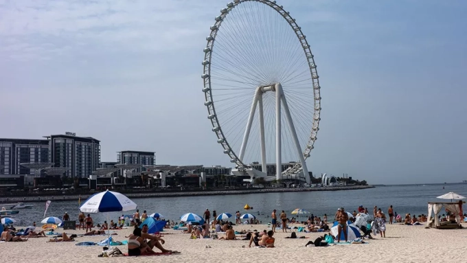 Jumeirah Beach Residence, à Dubaï. Malgré les frappes iraniennes, la vie quotidienne continue dans l'émirat. (Photo Christopher Pike/Getty Images via AFP)