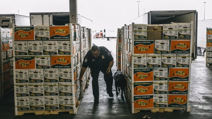 Inspection douanière dans le port de Pharr au Texas. Les Etats-Unis ont lancé des enquêtes contre une soixantaine de pays pour mettre en évidence des « pratiques commerciales déloyales ». (William Widmer/Redux-REA)