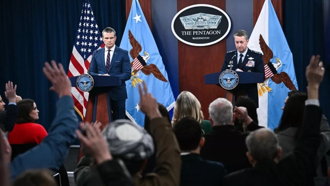 Pete Hegseth et le général Dan Caine répondent aux questions au Pentagone, le 2 mars 2026. L'opération « Epic Fury » vise à neutraliser les capacités nucléaires de l'Iran. (Photo Brendan SMIALOWSKI/AFP)