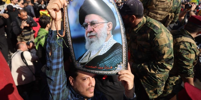 Un portrait d’Ali Khamenei est brandi lors d’un rassemblement pro-iranien, à Bagdad, le 5 mars 2026. AHMAD AL-RUBAYE / AFP