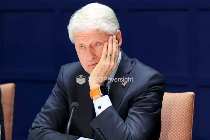 Affaire Epstein : photographié dans un jacuzzi en compagnie d’une jeune femme, Bill Clinton se défend