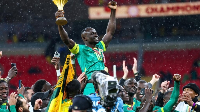 L'attaquant sénégalais Sadio Mané célèbre la victoire en brandissant le trophée de la CAN au stade Prince Moulay Abdellah de Rabat, le 18 janvier 2026. © Franck Fife, AFP