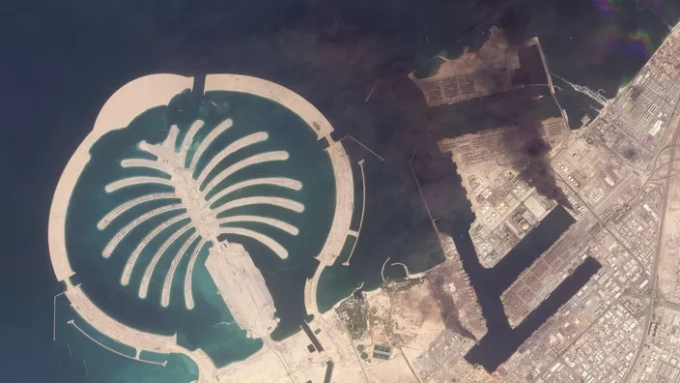 Image satellite de Dubaï, après les frappes iraniennes qui ont touché notamment le port de Jebel Ali, le 1er mars 2026. 2026 Planet Labs PBC / REUTERS