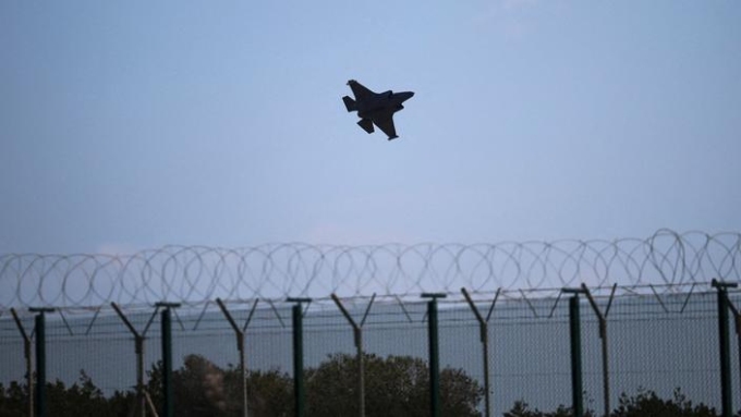 Un avion quitte la RAF Akrotiri, une base souveraine britannique à Chypre, frappée par un drone pendant la nuit, causant des dégâts limités, le 2 mars 2026. Yiannis Kourtoglou / REUTERS
