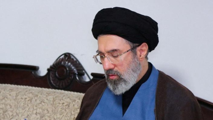 Mojtaba Khamenei, deuxième fils du défunt Guide suprême, lors d’une visite au bureau du Hezbollah à Téhéran en octobre 2024. Office of the Iranian Supreme Le / via REUTERS